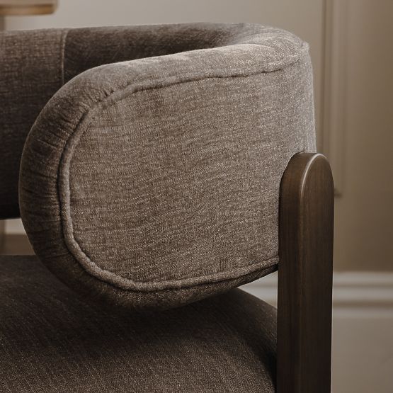 Dolce relaxációs szék, lekerekített formák, barna eszpresszó, dió