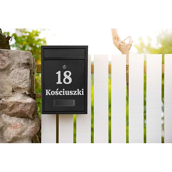 Gustav fekete postaláda feliratokkal