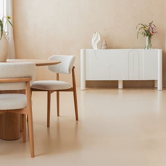 Háromajtós Lunaria komód maratott előlappal, fehér