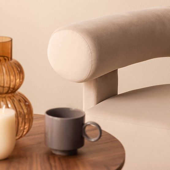 Hella világos bézs, bársonyos, lekerekített relaxációs fotel