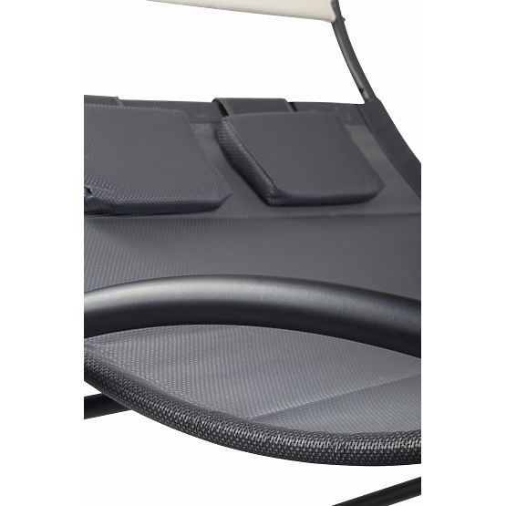 Kerti nyugágy baldachinnal és hintával