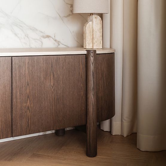 Ötajtós Bruna TV szekrény, mocha tölgy/krém márvány, lekerekített