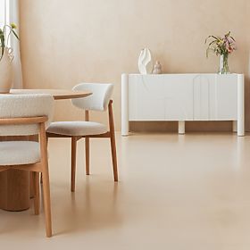 Háromajtós Lunaria komód maratott előlappal, fehér